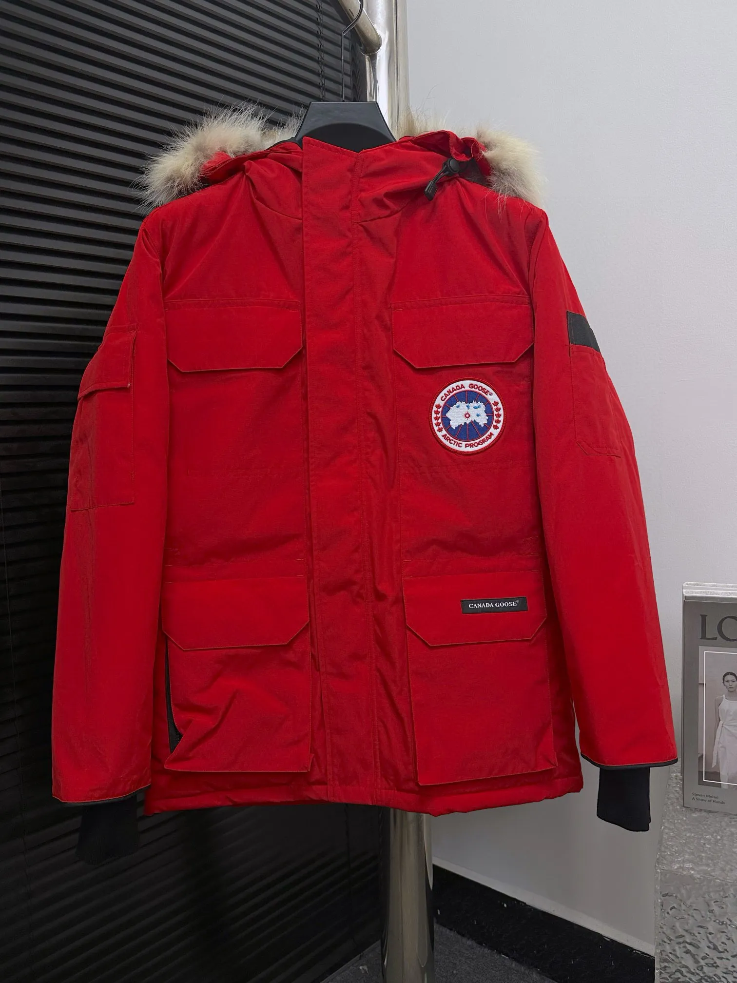P780 Top Purchasing Version Chinese Red (Wolf Hair Optional) 🇨🇦CANADA GOOES 24 New Models 08/Couple Style Direct Factory Supply: Supplying Global Purchasing, Micro Business, Entity, Tmall, High-end Stalls and Studio Cooperation, Free Shipping! Canada Goose Expedition Parka 2008 is the same style for men and women. It is mid-length and the most timeless classic. All Arctic and Antarctic scientific expedition teams choose Canada Goose as their cold-proof equipment. It is the Rolls-Royce of down jackets. ➖ Industry-leading anti-counterfeiting chip sensing. ➖ Imported Behringer embroidery machines and customized embroidery labels, the highest level and industry leading. ➖ Imported Korean 21-count polyester-cotton blended original fabric, TC85 waterproof coated fabric, water-repellent, windproof and wear-resistant. ➖ The new national standard 80 white duck down is filled with an average of 520 grams of down. The amount of down filled is industry-leading. ➖ 100% nylon lining with double double-layer sealing design to prevent velvet running, and seamless thread design on the cuffs! ➖ Western Canadian Green Wolf Collar. ➖ Yoshida YKK provides original factory-customized electroplated sliders. YKK two-way lockable zippers are tight and smooth and do not peel off paint. ➖ 3M composite Velcro is durable and the accessories and hardware are all custom-made. Note: Our copywriting is only simple and clear. Instead of bragging about the copywriting, it is better to compare and understand with samples. Only for the purest goose, the most dedicated, the most professional, the highest quality, the highest cost performance!  Size:XS-XXL